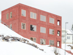 Červený dům z betonu v Lillehammeru, Sanden + Hodnekvam Architects/ John Sanden, Ingvild Hodnekvam, Anders Bjørneseth.