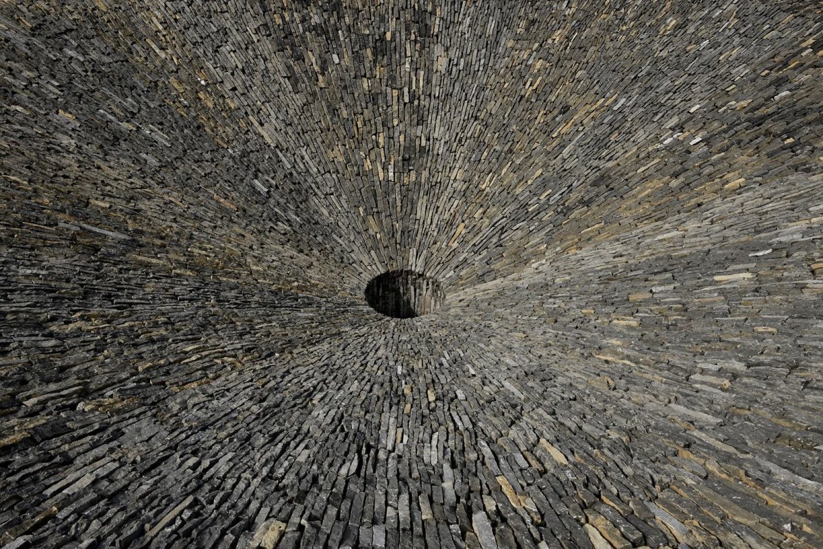 Landartový projekt Sinkhole Floor Drain od Hu Quanchun