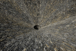 Landartový projekt Sinkhole Floor Drain od Hu Quanchun