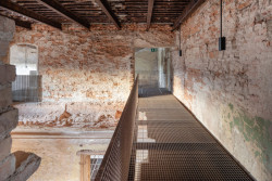 Vše je přístupné po můstcích z pororoštu.