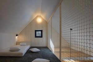 Ložnice orientované na jih mají navíc spací mezipatro umístěné v krovu chalupy. (Chalupa Milada, studio ADR)