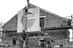 Fotografie ze stavby- osazování okna na fasádu. 