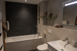 Koupelny byly vyrobeny jako prefabrikované boxy. Dovezly se na stavbu, kde se jenom připojily. Vyráběla je italská firma Sanika.