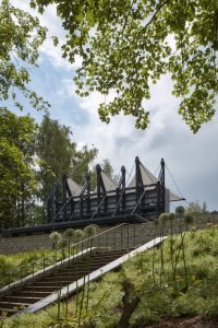 Letní kino Prachatice, Mimosa Architekti: Plachta zastřešení vytváří dojem lehkých, zdánlivě dočasných, letních objektů