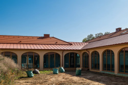 Řád bosých karmelitek proměňuje zemědělský statek v Drastech na své nové sídlo.