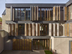 Ke stínění a možnosti vytvoření intimity bytů slouží venkovní dřevěné skládací lamelové okenice. (Rezidence Gotthardská v Praze, NEDVEDARCHITETI)