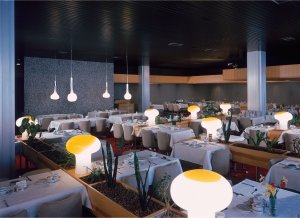Původní interiér jídelny hotelu Thermal s autorskými lampami od Reného Roubíčka.