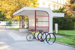 Stojan na kola Gomez má jednoduchý tvar kruhu, pokryt je pryží, takže se kolo nepoškrábe.