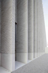 Budova muzea je obložená cihelnými pásky typu Aarhus weissgrau ve světle šedé barvě s lehkým melírem, jejich odstín byl na míru upraven tak, aby zcela odpovídal požadavkům architektů