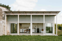 Konverze starého statku, Martin Migeon Architecture: Nová přístavba rozvíjí svůj charakter skrze souběh tří prvků: dřevěná fasáda, odhalená betonová konstrukce a kolonáda z kulatých betonových sloupů.