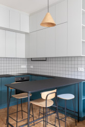 Například kuchyňská linka je proto vyšší, než standardních 90 cm.  - Rekonstrukce bytu v Praze - Holešovicích, Studio Schwestern.