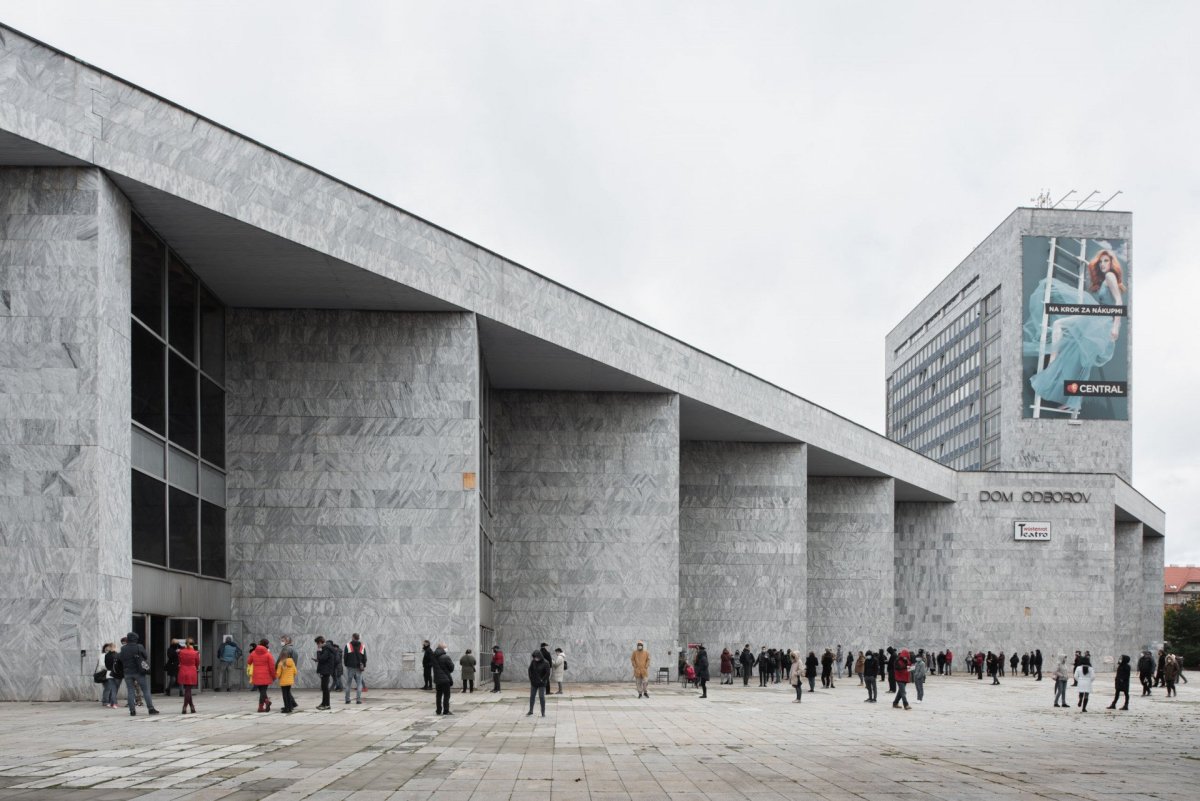 K realizaci Istropolisu vedla dlouhá cesta. Návrh vypracovala trojice kultovních slovenských architektů Ferdinand Konček, Iľja Skoček a Ľubomír Titl už v roce 1956 v rámci architektonické soutěže - projekt se však dlouho odkládal a k jeho dokončení došlo až o celé čtvrtstoletí později, roku 1981.