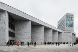 K realizaci Istropolisu vedla dlouhá cesta. Návrh vypracovala trojice kultovních slovenských architektů Ferdinand Konček, Iľja Skoček a Ľubomír Titl už v roce 1956 v rámci architektonické soutěže - projekt se však dlouho odkládal a k jeho dokončení došlo až o celé čtvrtstoletí později, roku 1981.