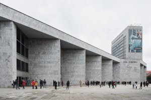 K realizaci Istropolisu vedla dlouhá cesta. Návrh vypracovala trojice kultovních slovenských architektů Ferdinand Konček, Iľja Skoček a Ľubomír Titl už v roce 1956 v rámci architektonické soutěže - projekt se však dlouho odkládal a k jeho dokončení došlo až o celé čtvrtstoletí později, roku 1981.