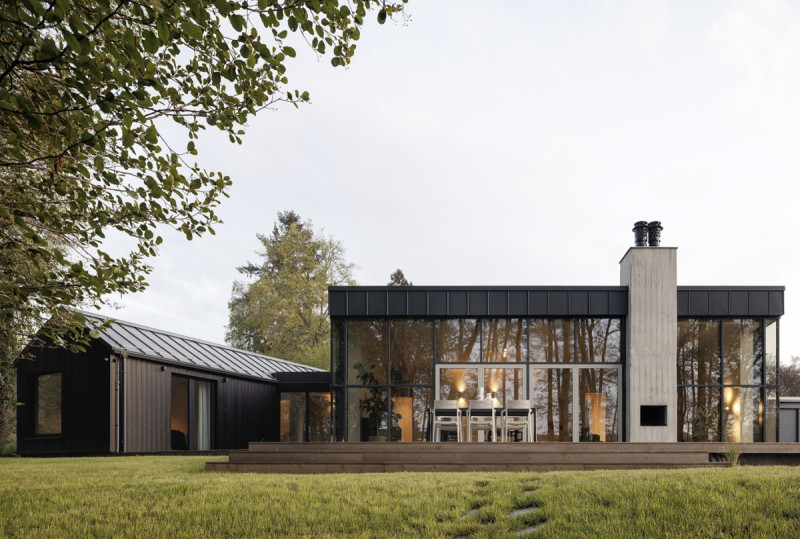 Dřevostavba s fasádou z opáleného skandinávského smrku. (Dům inspirovaný australskou architekturou; Anna Koukolová architekti)