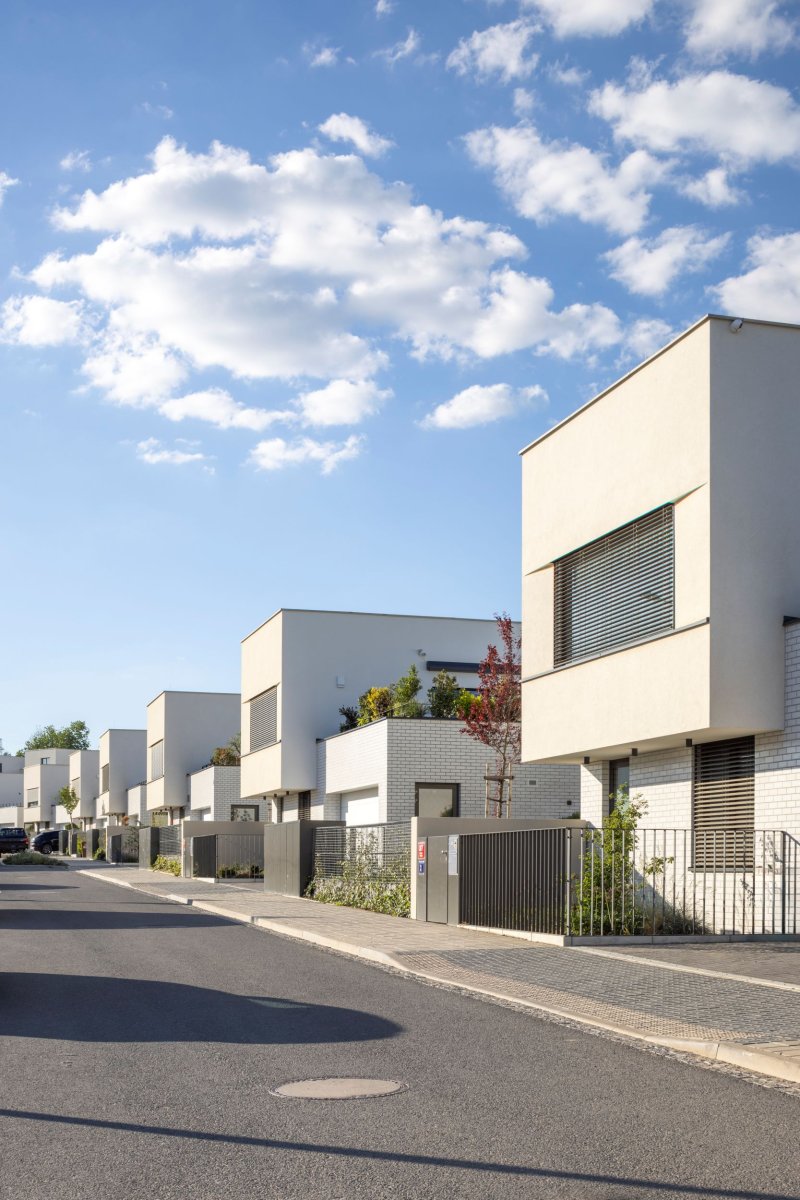 Pohled na řadové domy (Obytný soubor Dolina v Lysolajích, knesl kynčl architekti)