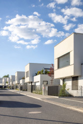 Pohled na řadové domy (Obytný soubor Dolina v Lysolajích, knesl kynčl architekti)