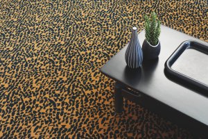 Kolekce Flotex by Tibor vyniká jak v detailu, tak i ploše. Vzor Quartz orange působí nadčasově, přestože se jeho vznik datuje do 70 let.