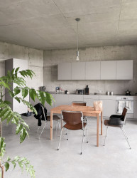 Útulnost sem vnáší světlo, výhledy ven a také barvitý život mladé rodiny. (Rodinný dům nedaleko Olomouce, studio Malý Chmel)