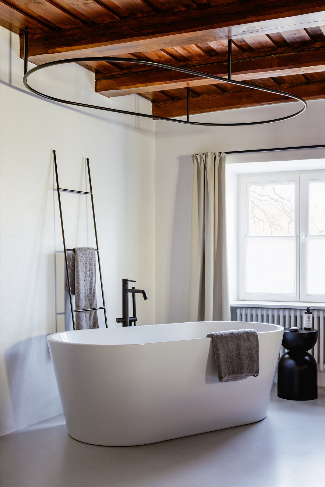 Pohled do apartmánu C (Nový penzion v Českém Krumlově; Tereza Komárková (Architéka), Lucie Němcová)