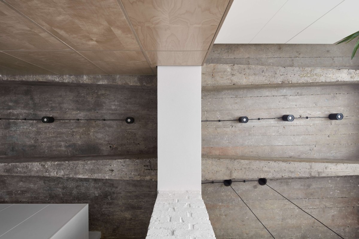 Obnažený beton svým drsným charakterem rozbíjí jinak minimalistický interiér. (Rekonstrukce bytu Hradešínská, Ateliér Důmysl)