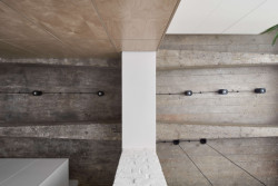 Obnažený beton svým drsným charakterem rozbíjí jinak minimalistický interiér. (Rekonstrukce bytu Hradešínská, Ateliér Důmysl)