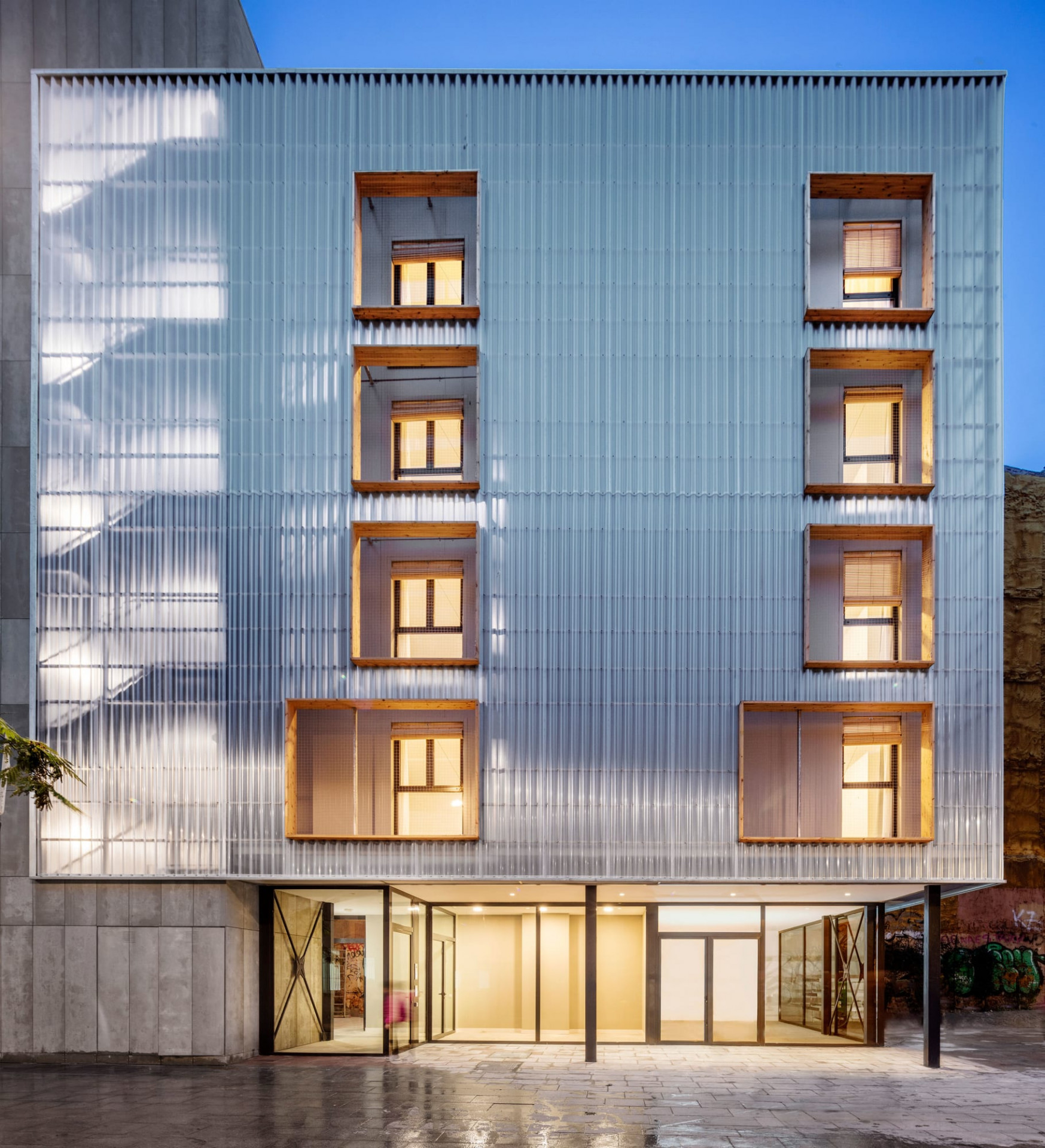 Dočasný bytový dům v Barceloně, Straddle3 + Eulia Arkitektura + Yaiza Terré © Adrià Goula