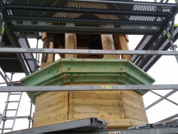 Rekonstrukce kostela sv. Anny ve Verneřicích, Po dokončení nosné tesařské konstrukce bylo provedeno nové bednění. Nově byla rovněž vyrobena obvodová římsa z masivu ve spodní části lucerny v původní profilaci.  - foto