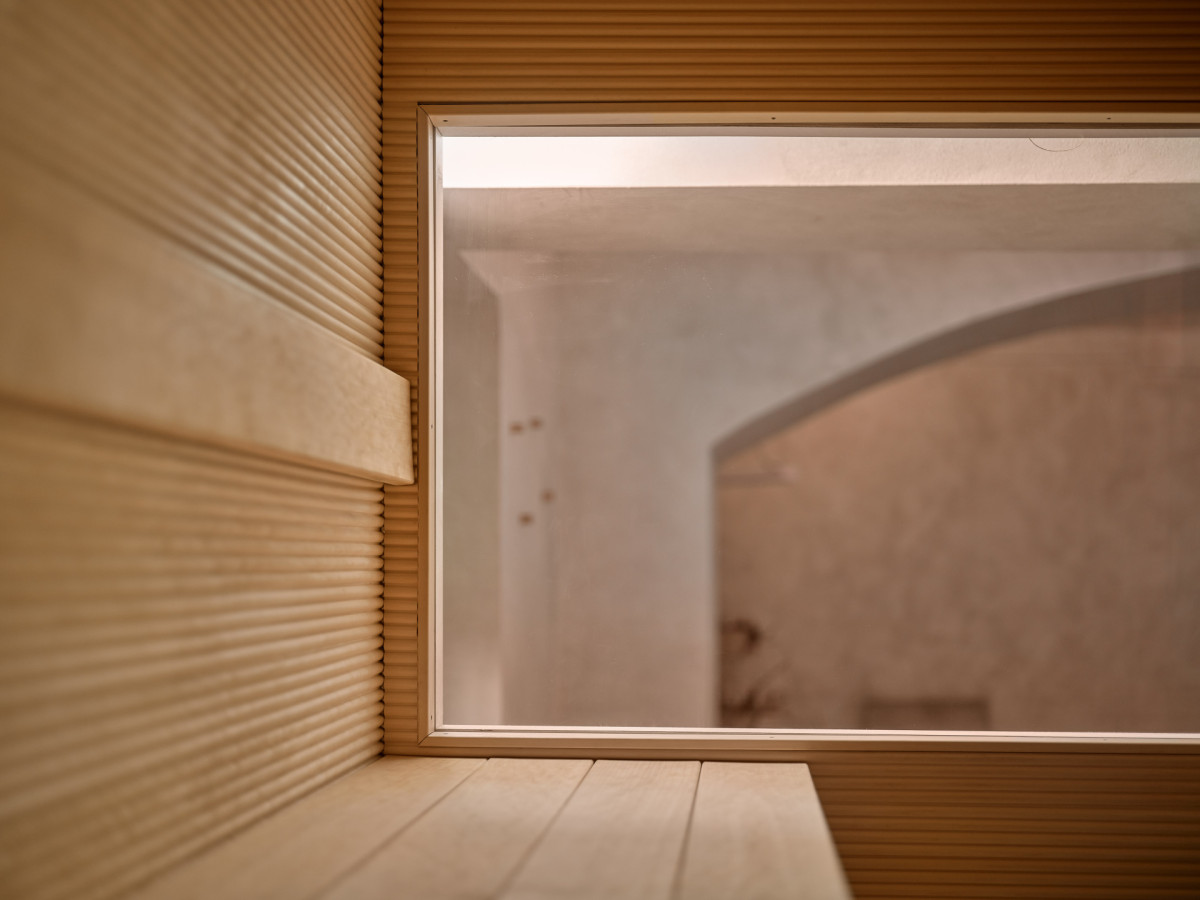 Komunitní sauna v suterénu brněnského domu na místě bývalého nočního klubu s bazénem. (Komunitní sauna; Jana Štěrbáková, Eduard Štěrbák)