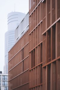 Architektonické studio JEMS Architekci realizovalo v areálu Varšavských pivovarů bytový dům, který nabízí byty od garsoniér až po dvoupatrové penthousy