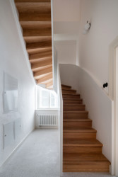 Současné je třeba taky elegantně zakřivené schodiště. (Rekonstrukce Malého Buquoyského Paláce v Praze, Tereza Scheibová)