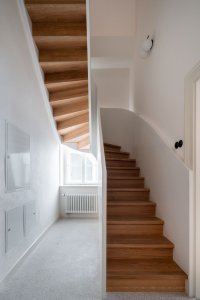 Současné je třeba taky elegantně zakřivené schodiště. (Rekonstrukce Malého Buquoyského Paláce v Praze, Tereza Scheibová)