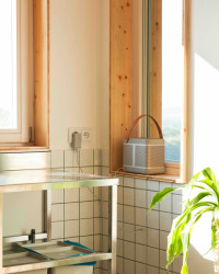 Nad kuchyňskou linkou je zasazené dlouhé okno, které přes celou zeď rámuje výhled na Labe.