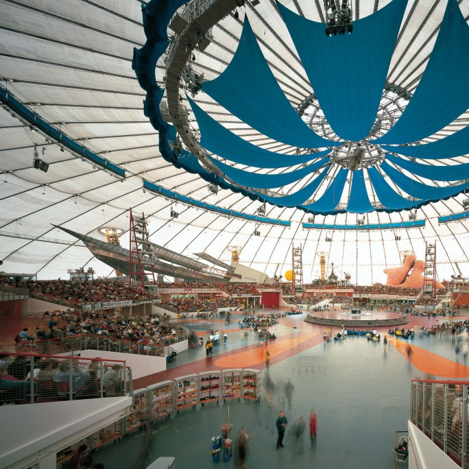 Obvod stavby měří takřka 1 kilometr a vnitřní prostor dosahuje výšky 50 metrů. Richard Rogers vždy navrhoval uživatelsky velmi flexibilní stavby, což potvrzuje také Millennium Dome, který hostil mnoho nejrůznějších událostí.