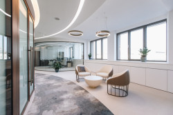 Pohled do kanceláří (Kancelářské prostory v Bratislavě; Zuzana Basandová z ateliéru ZURI Architecture)