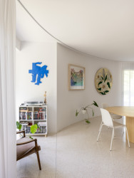 Prostor v bývalé bazénové hale funguje jako samostatná bytová jednotka, která z původně klasického jednogeneračního domu udělala dům dvougenerační. (Bazén byt, GRAU) 