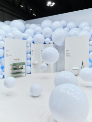 Česká společnost Ravak se prezentuje na milánském Salone del Mobile. Jejich ambientní, vizuálně atraktivní expozici navrhlo renomované autorské duo Vrtiška & Žák.