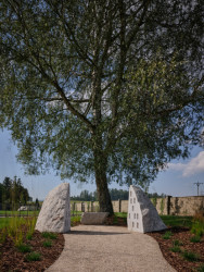 Pod korunou břízy vytvořili architekti intimní zákoutí s lavičkou a památníkem z rozpůleného kamene. (Poslední místo, mjölk architekti)