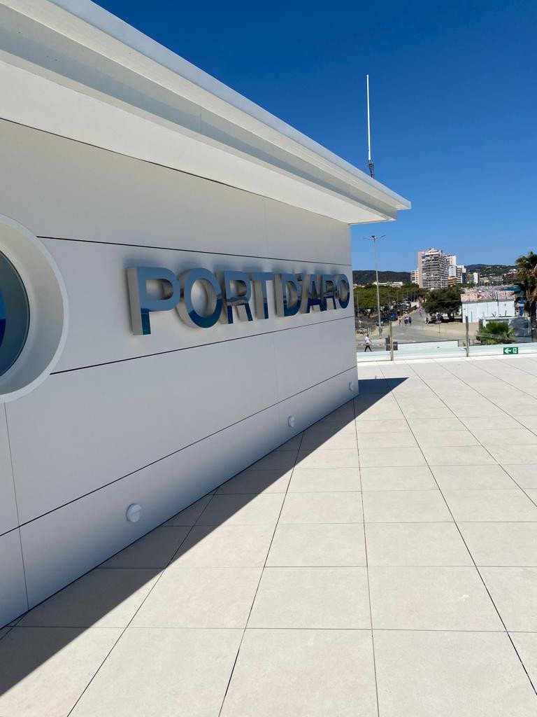 Zrekonstruovaná hlavní budova klubu Club Nàutic Port d'Aro v Platja d'Aro se nachází přímo na promenádě v Port d'Aro. Značka RAKO dodala dlaždice Piazetta Outdoor v šedé a béžové barvě pro kvalitní provedení venkovního prostoru