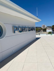 Zrekonstruovaná hlavní budova klubu Club Nàutic Port d'Aro v Platja d'Aro se nachází přímo na promenádě v Port d'Aro. Značka RAKO dodala dlaždice Piazetta Outdoor v šedé a béžové barvě pro kvalitní provedení venkovního prostoru