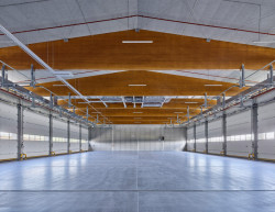 Garáže a dílny zaujmou monumentalitou, která vychází z rozměrů používané techniky. - Středisko správy a údržby dálnice, Přerov, Pelčák a partner architekti