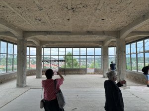 Někdejší restaurace. Sem se snad vrátí restaurační provoz a doufejme také funkcionalistický interiér. A možná přijde i Hugo Haas.