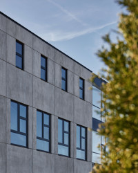 V pražských Čakovicích vyrostl nový polyfunkční objekt navržený Ateliérem stavebních konstrukcí