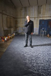 Philippe Starck využil možností digitálního tisku na sametový vinyl Flotex a vytvořil unikátní kolekci systémů pro libovolné kombinace.