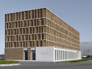 Městský Archiv Delft, Office Winhov, Gottlieb Paludan Architects: Nová budova svým charakterem a vzhledem jasně podtrhuje svůj význam a místo v městské struktuře veřejných staveb