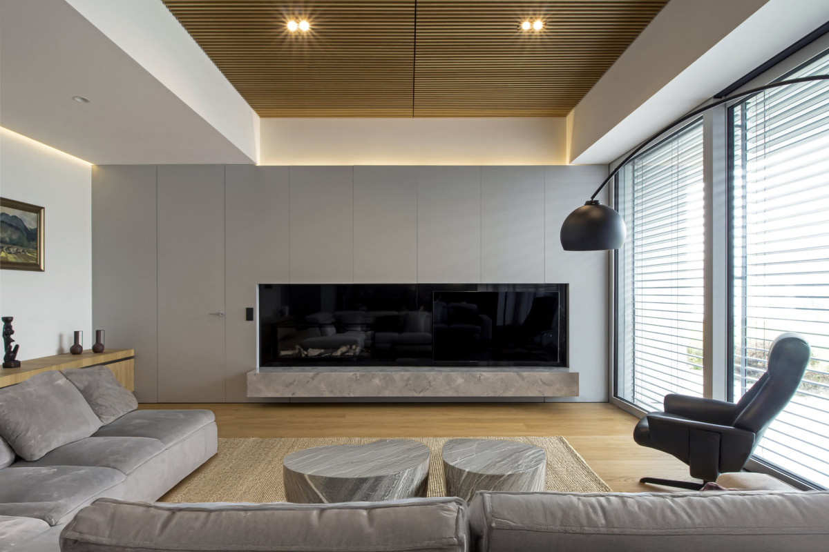 V obývací části architekt navrhl zvýšenou zónu. (Vila MT v Novém Mestu nad Váhom; Matika Architecture)