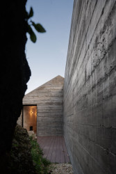 Casa NaMora v Portugalsku od Davida Bilo a Filipe Pina