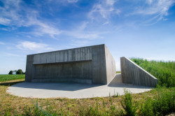 Vodojem s vyhlídkou na Trosky, ZETTE atelier: Úzký průchod mezi betonovými stěnami evokuje nedalekou Císařskou chodbu v Prachovských skalách