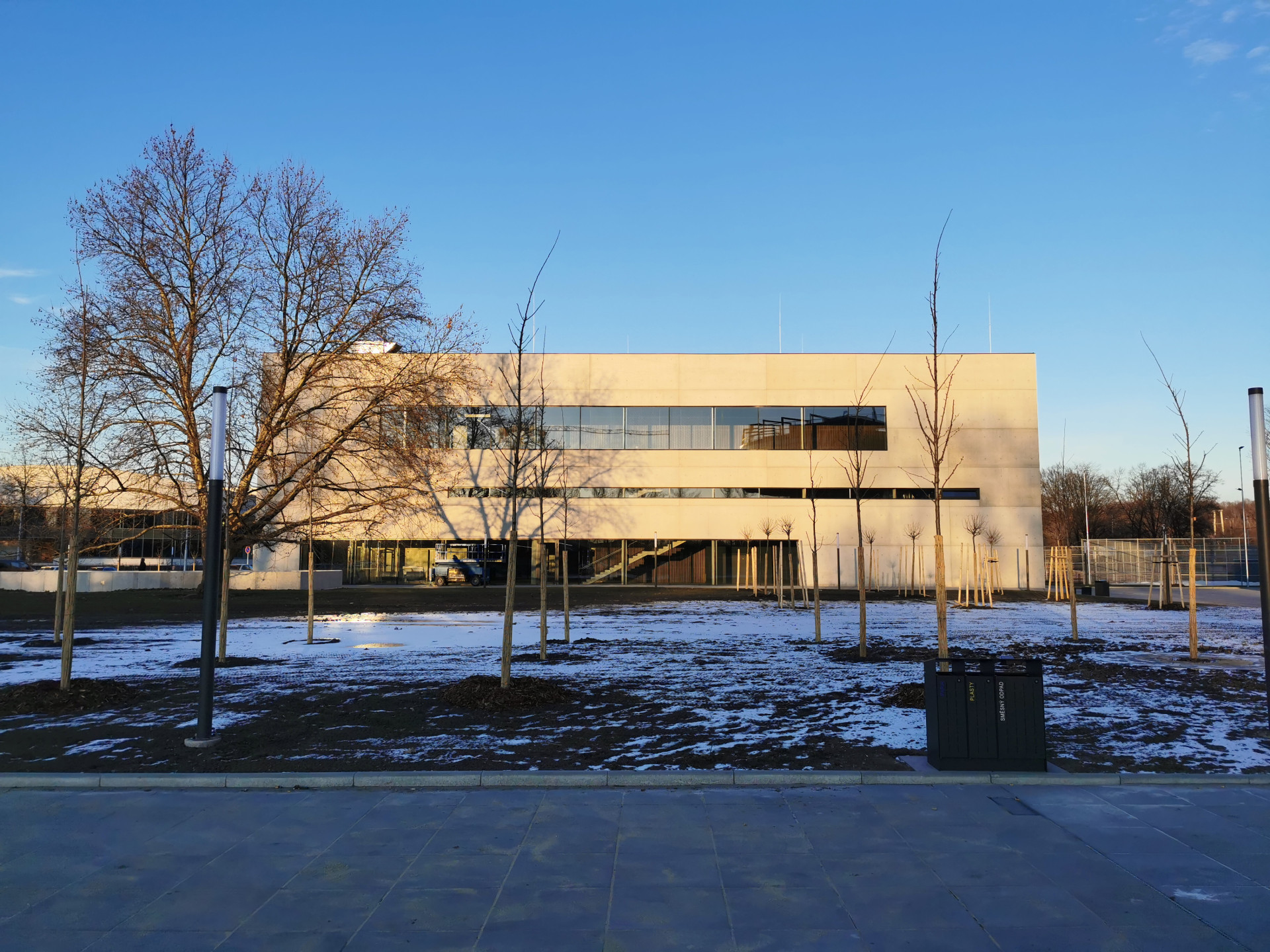 City Campus Ostrava, Klastr umění, KANIA a.s.: Vstupu do objektu dominují horizontální linie