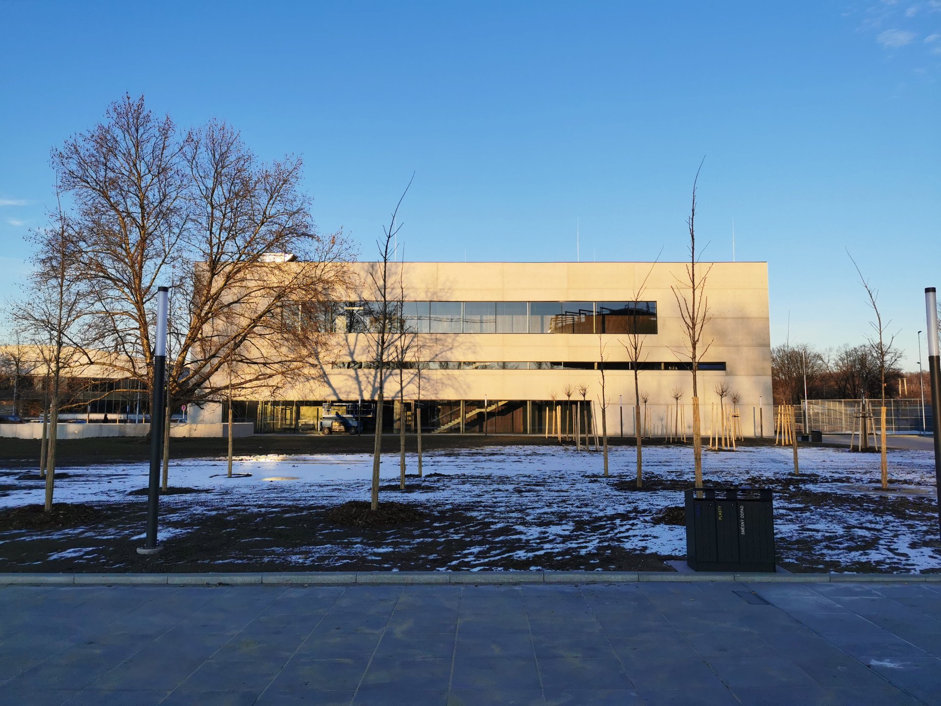 City Campus Ostrava, Klastr umění, KANIA a.s.: Vstupu do objektu dominují horizontální linie